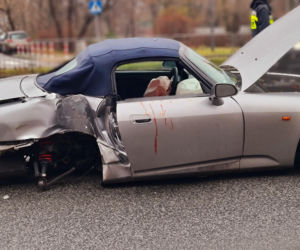 Roztrzaskał sportowe auto na latarni! Ogromny wypadek na Grochowie