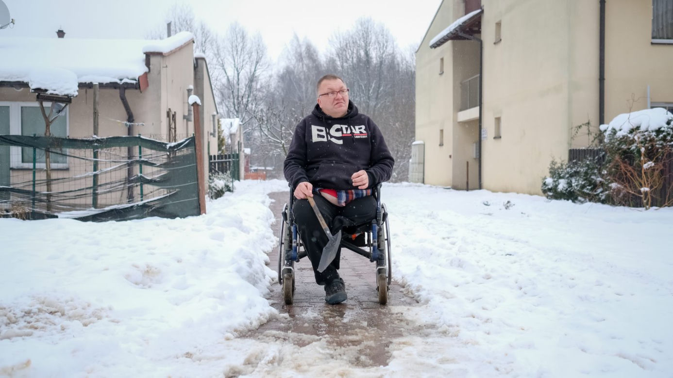 Na wózku inwalidzkim odśnieżał drogę do lekarza 
