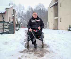 Na wózku inwalidzkim odśnieżał drogę do lekarza 