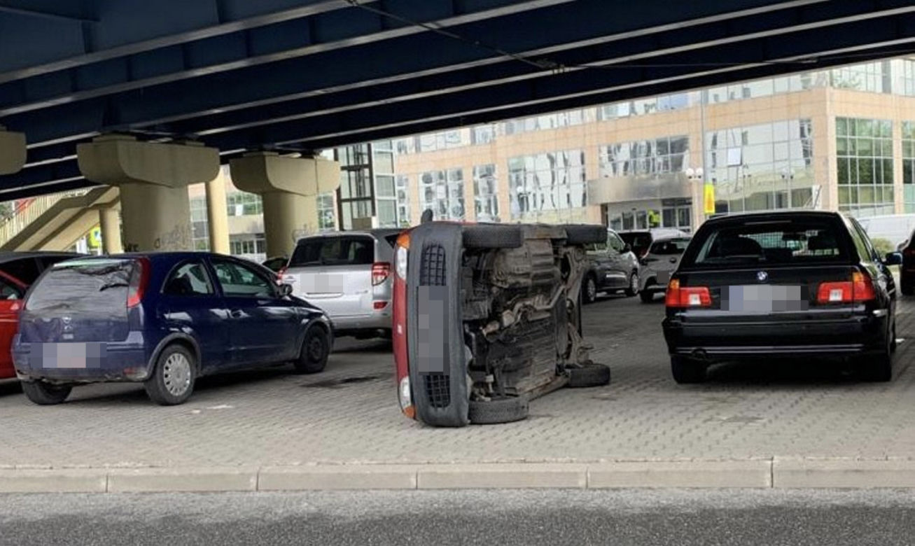 Warszawa. Głupi żart czy forma zemsty? Seicento wylądowało na boku