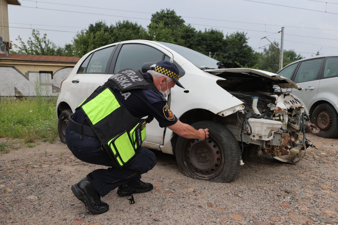 Sprzątamy miasto z wraków. Patrol "SE" na tropie porzuconych aut 