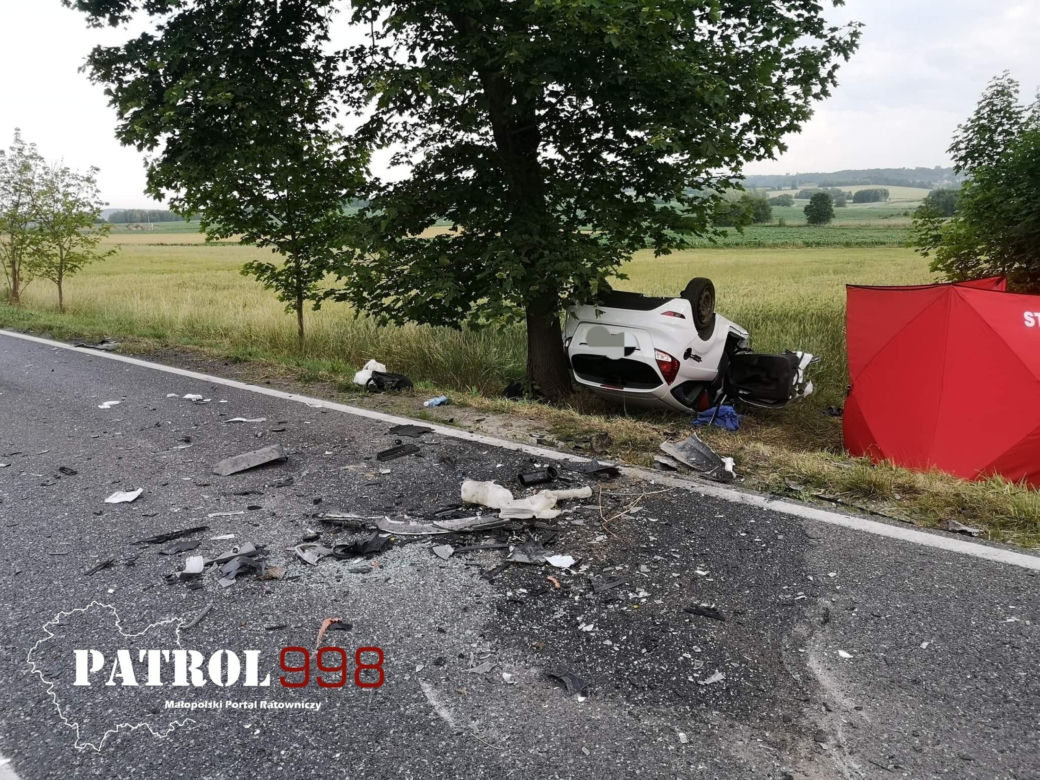 Śmiertelny wypadek pod Krakowem. Czołowe zderzenie dwóch aut. Jedna ofiara, sześć osób rannych [ZDJĘCIA]