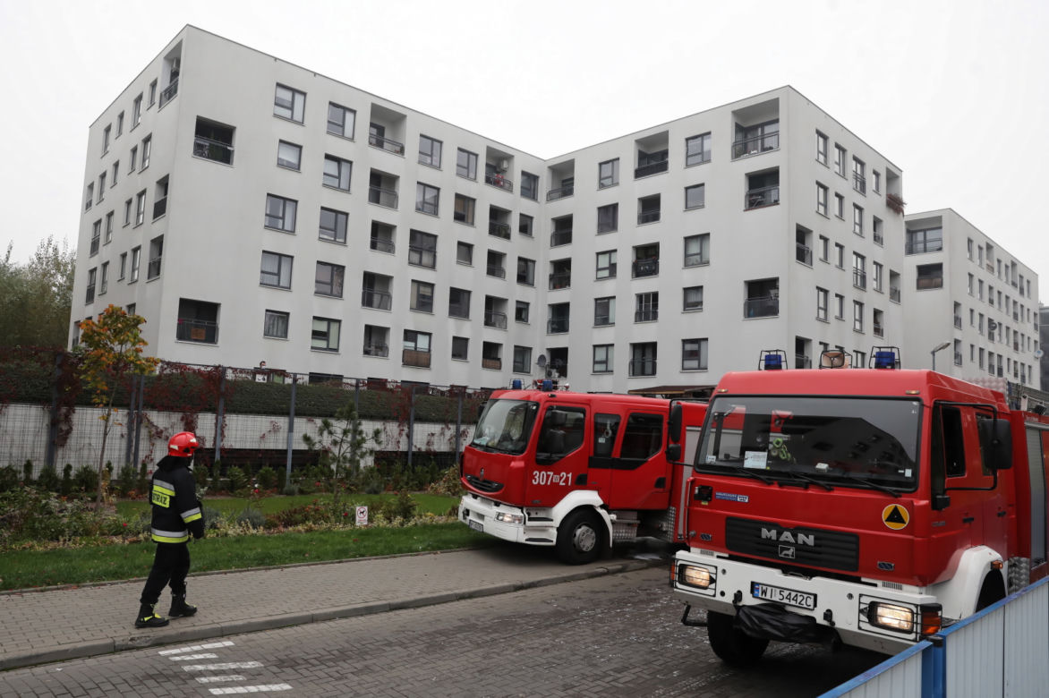 Spłonęło 20 samochodów. Budynek przy Górczewskiej nie nadaje się do zamieszkania