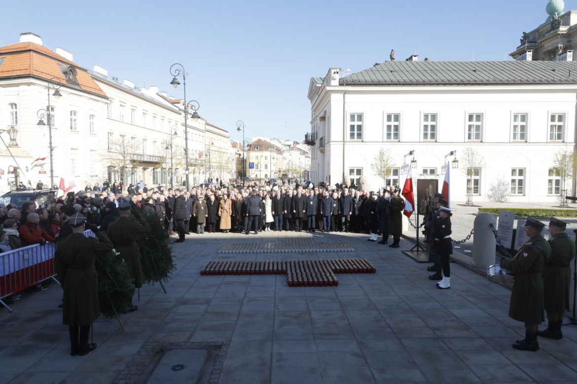 Rocznica katastrofy smoleńskiej. Prezydent Nawrocki uczcił pamięć zmarłych