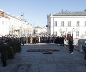 Rocznica katastrofy smoleńskiej. Prezydent Nawrocki uczcił pamięć zmarłych