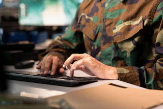 Wojsko w Olsztynie wyprzedaje mienie. Można kupić samochód w atrakcyjnej cenie