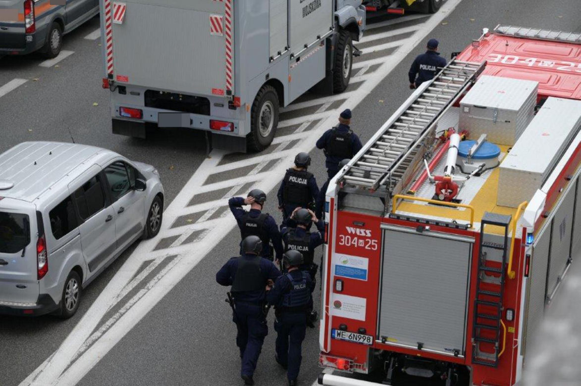Wszedł na pomnik i twierdzi, że ma bombę. Policyjni negocjatorzy rozmawiająz desperatem
