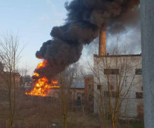 Pożar składowiska opon w Lubaniu