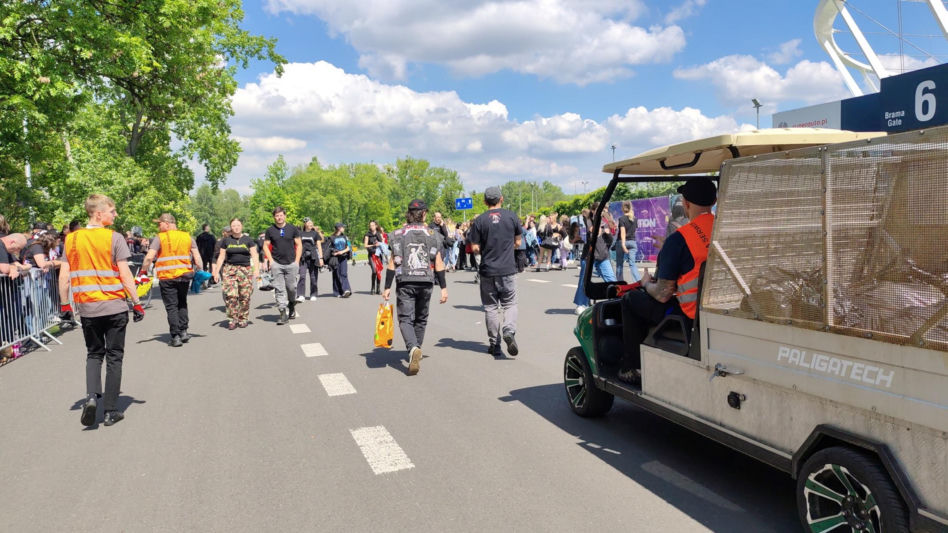 Długie kolejki i tłum fanów przed koncertem Metaliki