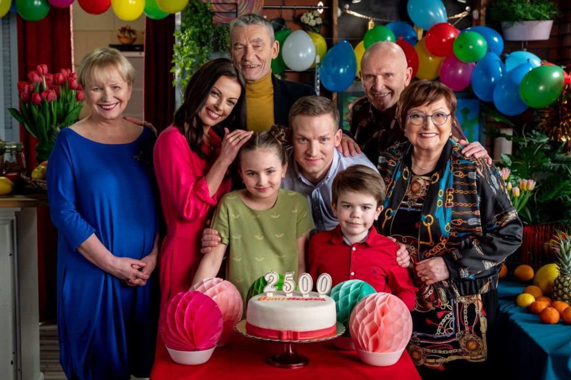 Barwy szczęścia odc. 2500. Kasia (Katarzyna Glinka), Łukasz (Michał Rolnicki), Stefan (Krzysztof Kiersznowski), Paulinka (Lena Jastrzęsbka). Ksawery (Bartosz Gruchot), Tolek (Marek Siudym), Basia (Sławomira Łozińska)