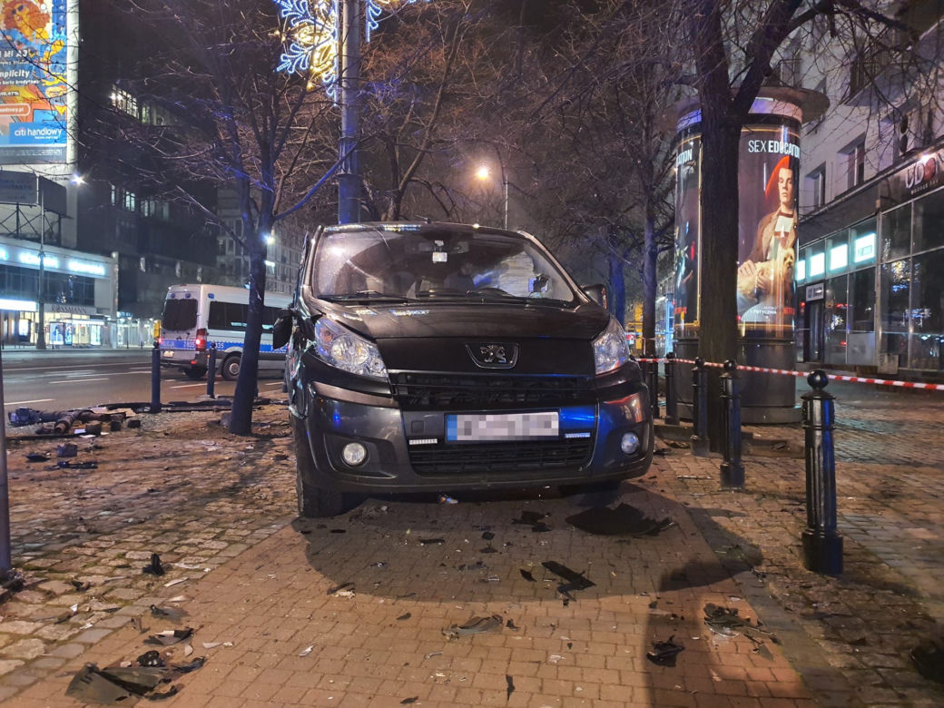 Zderzenie BMW z taksówką na Marszałkowskiej