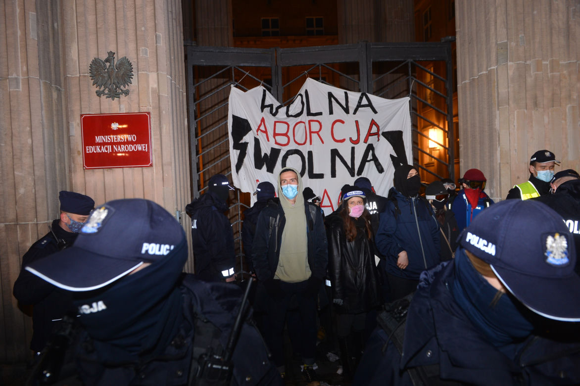 Protesty przed MEN. Strajk kobiet blokuje stolicę 