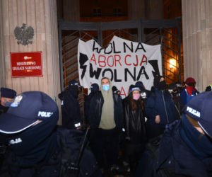 Protesty przed MEN. Strajk kobiet blokuje stolicę 