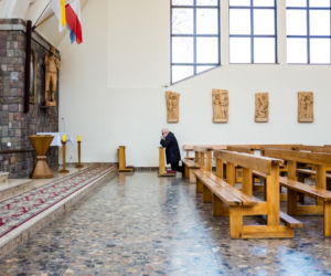 Lech Wałęsa zdjął maseczkę w kościele [ZOBACZ ZDJĘCIA]