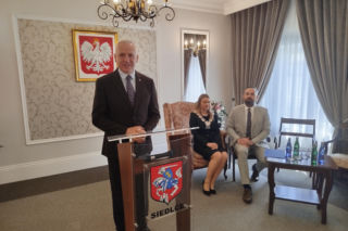 Pamiątkowe medale, legitymacje i kwiaty z okazji 50-lecia pożycia małżeńskiego odebrało w Siedlcach osiem par