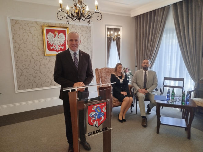 Pamiątkowe medale, legitymacje i kwiaty z okazji 50-lecia pożycia małżeńskiego odebrało w Siedlcach osiem par