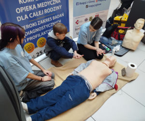 Uczennice IV LO szkolą Siedlczan z udzielania pierwszej pomocy