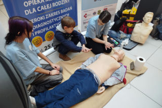 Uczennice IV LO szkolą Siedlczan z udzielania pierwszej pomocy