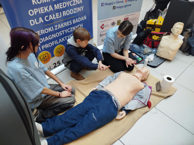 Uczennice IV LO szkolą Siedlczan z udzielania pierwszej pomocy