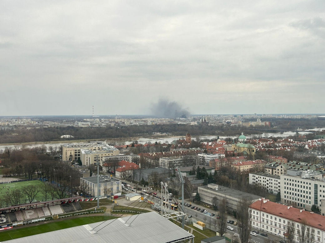 Kłęby dymu nad Pragą-Południe. Pożar na budowie