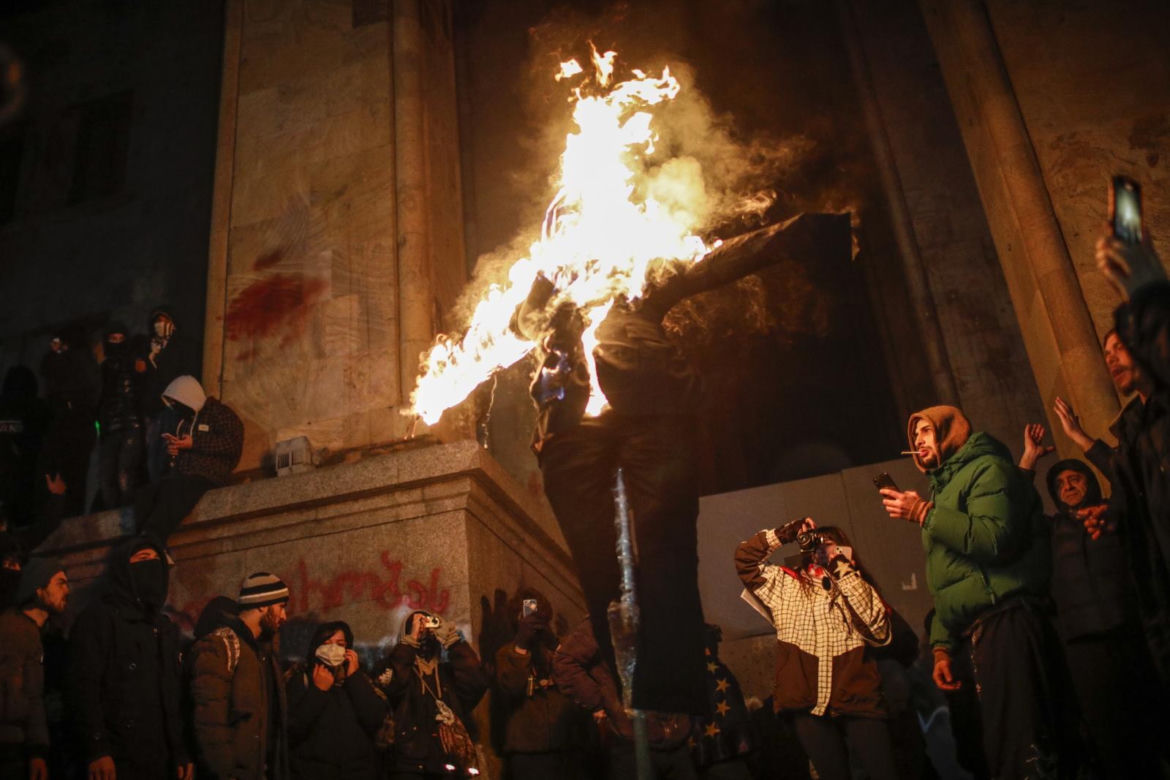 „Rewolucja fajerwerków”. Kolejna brutalna noc w Tbilisi 