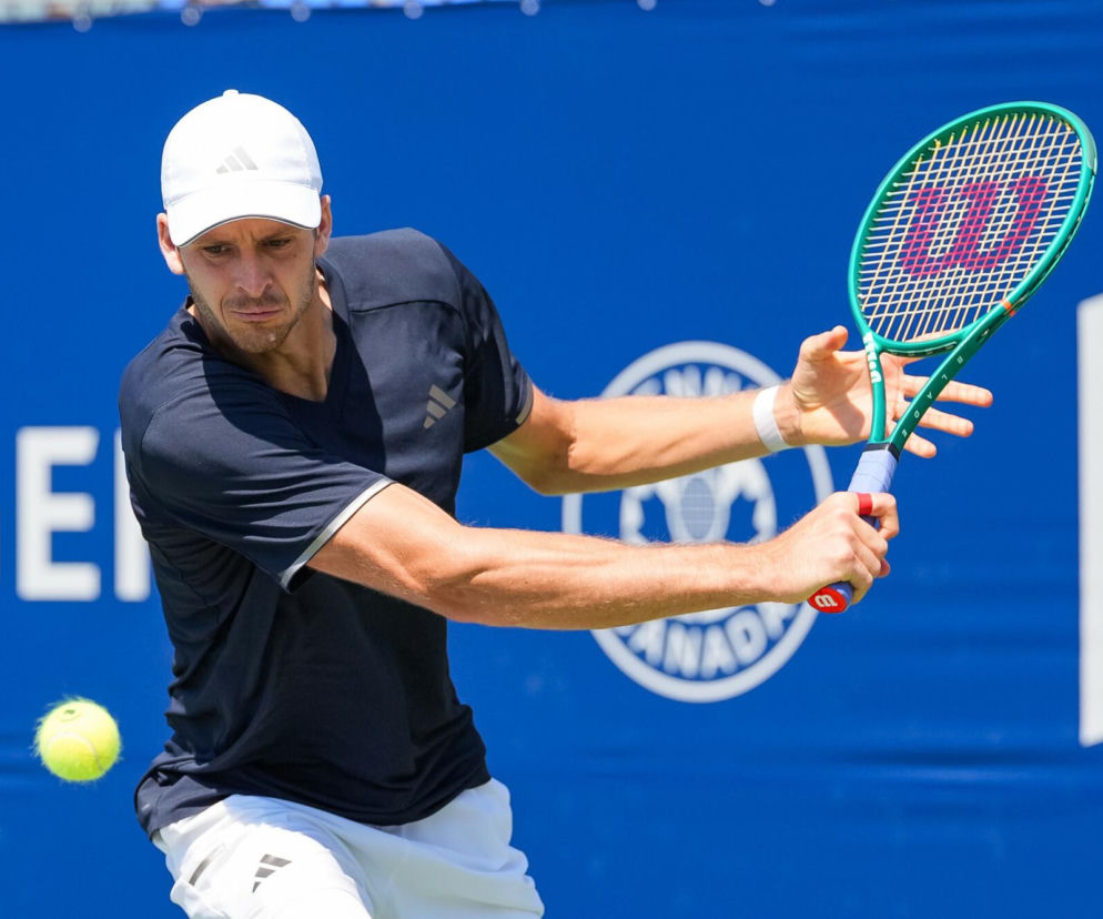 Hubert Hurkacz wykonujący bekhend w meczu ATP Montreal. Relację z turnieju znajdziesz na SE Supersport.