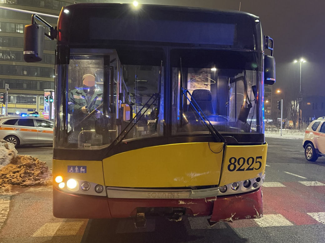 Nocny wypadek autobusu w Warszawie