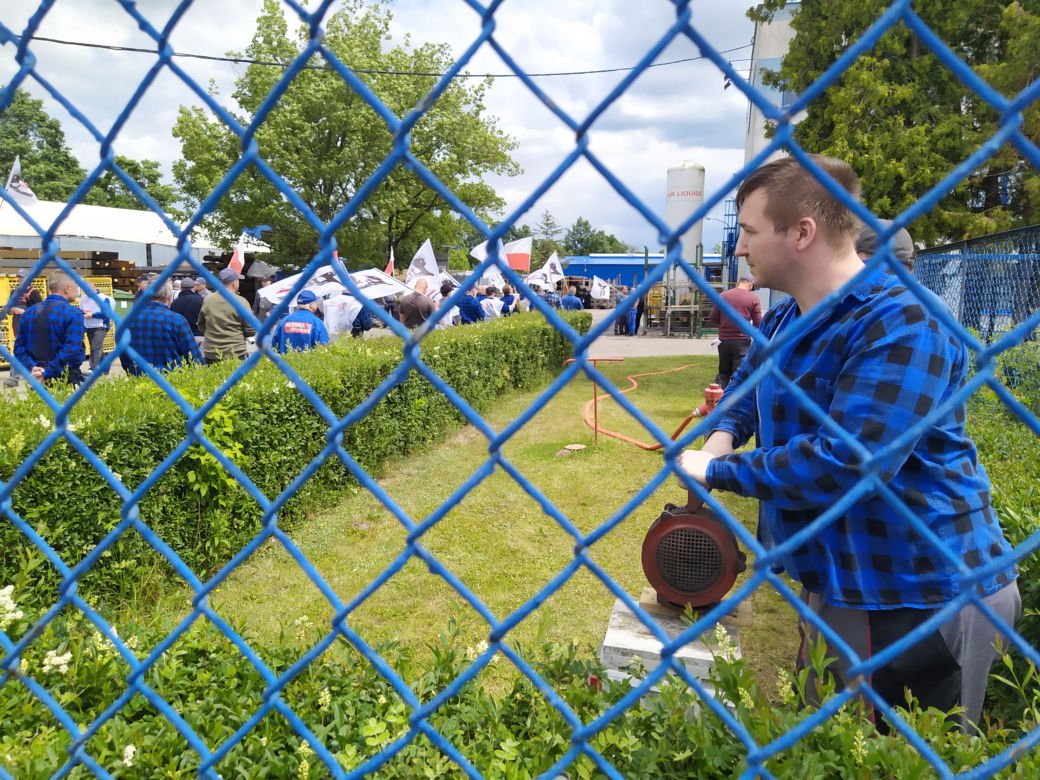 Trwa strajk generalny w Altrad Mostostal. Protestujących poparli związkowcy z Mostostalu Siedlce - zobacz zdjęcia!