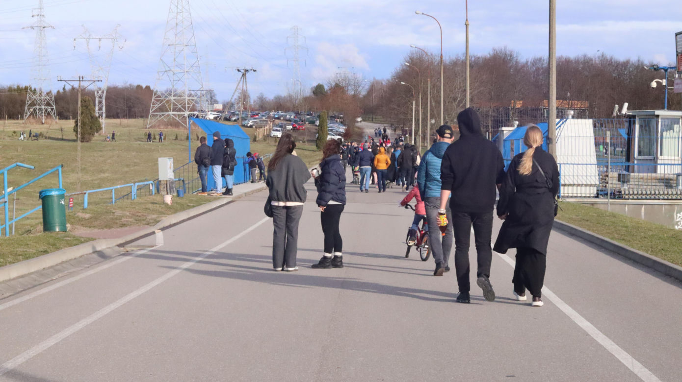 Z takiej pogody żal nie skorzystać. Nad Zalewem Zamborzyckim tłum spacerowiczów! [GALERIA]