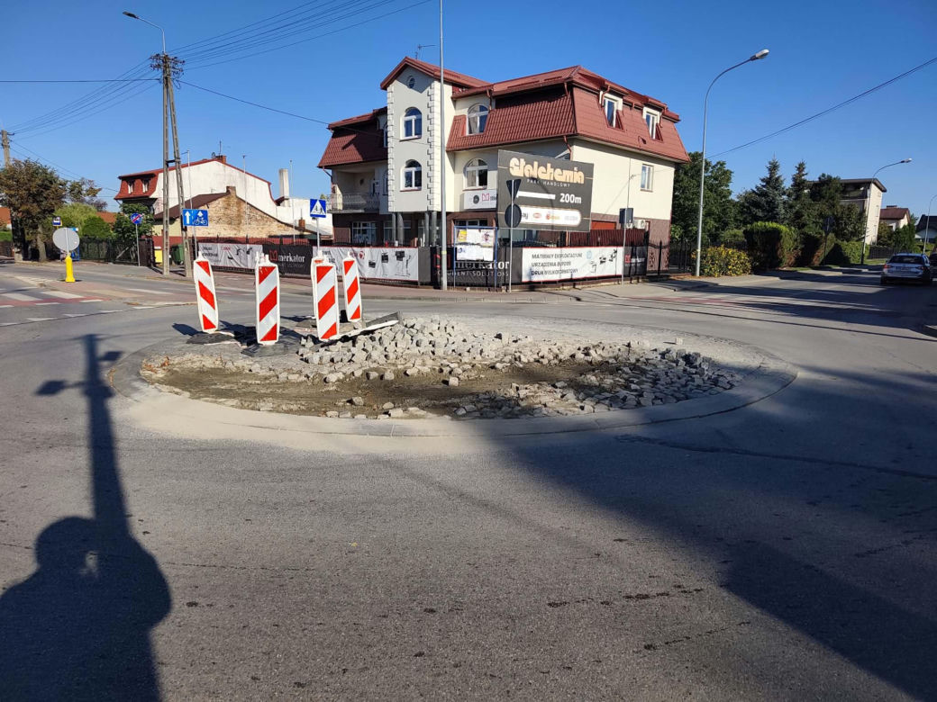 Zniszczone przez ciężarówki rondo na skrzyżowaniu ulic Starowiejskiej, Mazura i Geodetów w Siedlcach zostanie wyremontowane
