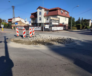 Zniszczone przez ciężarówki rondo na skrzyżowaniu ulic Starowiejskiej, Mazura i Geodetów w Siedlcach zostanie wyremontowane