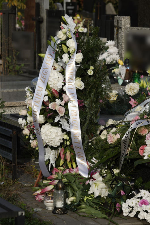 Morze kwiatów na grobie 34-letniej aktorki "Barw szczęścia"