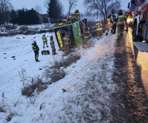 Gołoledź paraliżuje drogi w Bydgoszczy i regionie! Autobus wypadł z drogi [ZDJĘCIA]