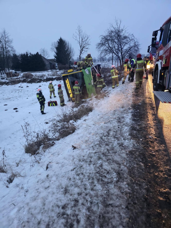 Gołoledź paraliżuje drogi w Bydgoszczy i regionie! Autobus wypadł z drogi [ZDJĘCIA]