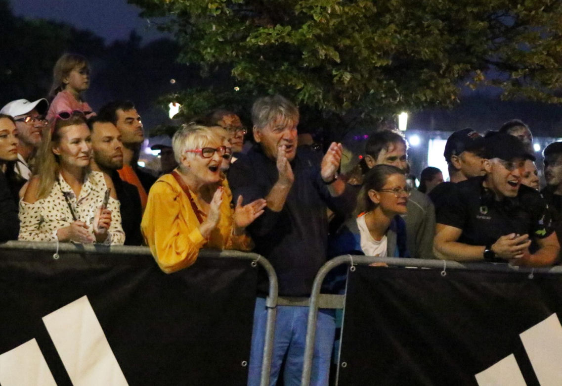 Tłumy wyszły w nocy na ulice. Ludzie klaskali, okrzykom nie było końca