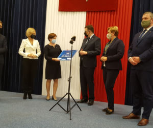 Przekazanie czeków potwierdzających dofinansowanie z Funduszu Dróg Samorządowych w subregionie tarnowskim