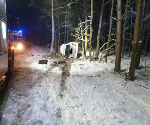 Wypadek w Czarnych Błotach koło Torunia. Auto przewróciło się na bok