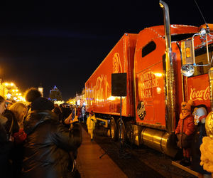 Świąteczna ciężarówka Coca-Coli 2025. Mazurskie miasto na trasie kultowego pojazdu