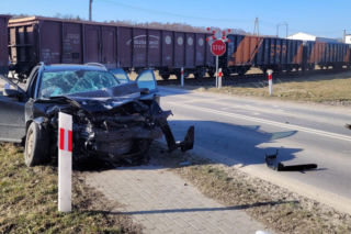 Wypadek w Lubyczy Królewskiej. Samochód wjechał pod pociąg towarowy