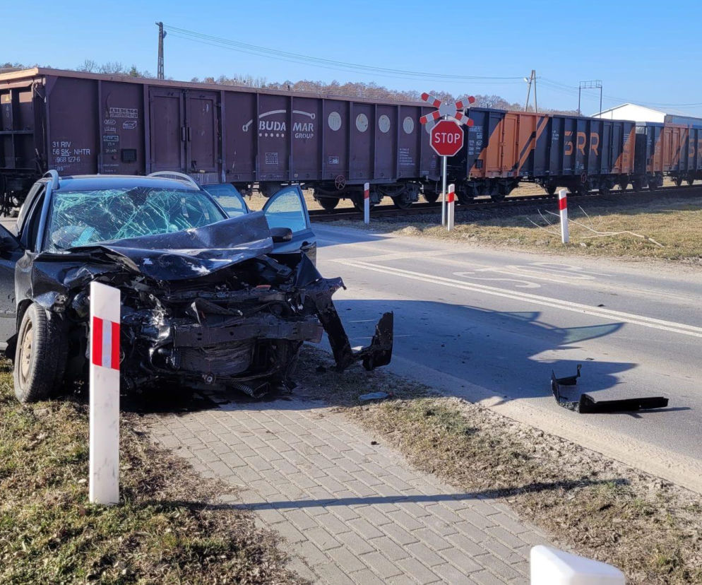 Wypadek w Lubyczy Królewskiej. Samochód wjechał pod pociąg towarowy