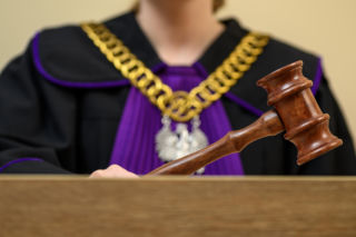 Dantejskie sceny w sądzie. Skazany na dożywocie Patryk R. wpadł w furię. „Ch*j wam w d**ę!”