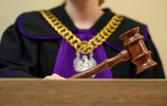 Dantejskie sceny w sądzie. Skazany na dożywocie Patryk R. wpadł w furię. „Ch*j wam w d**ę!”