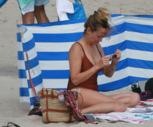 Anna Kalczyńska przyniosła ptaka na plażę
