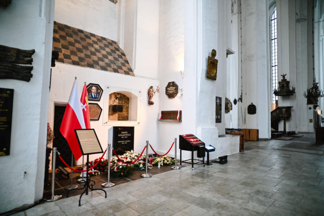 Grób Pawła Adamowicza w rocznicę tragedii