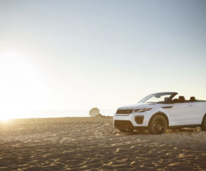 Dzieczyna Bonda Naomie Harris pozuje z Range Roverem Evoque kabrio