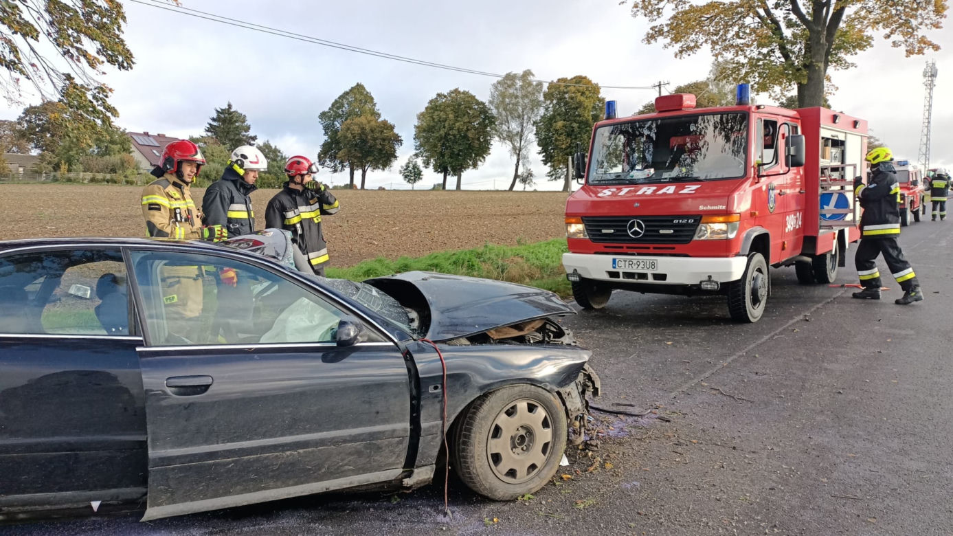 Audi roztrzaskane na drzewie, kolizja i pożar samochodu. Seria wypadków pod Toruniem