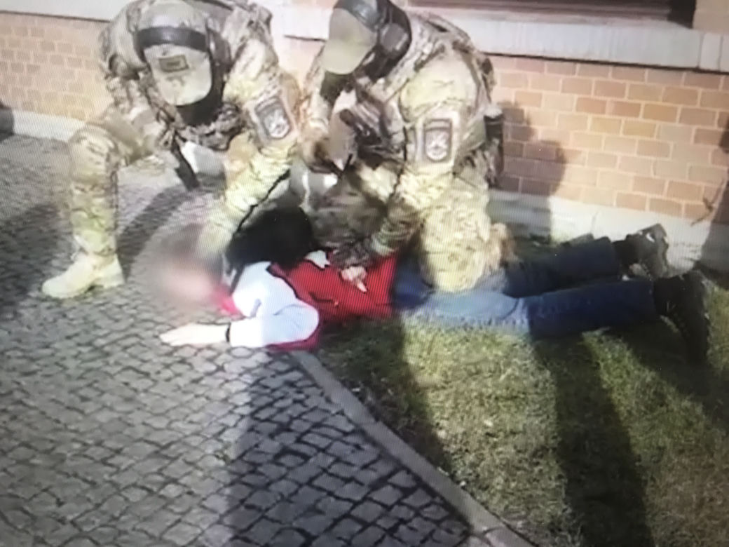 Dniem pracował w sądzie, nocą wysadzał bloki