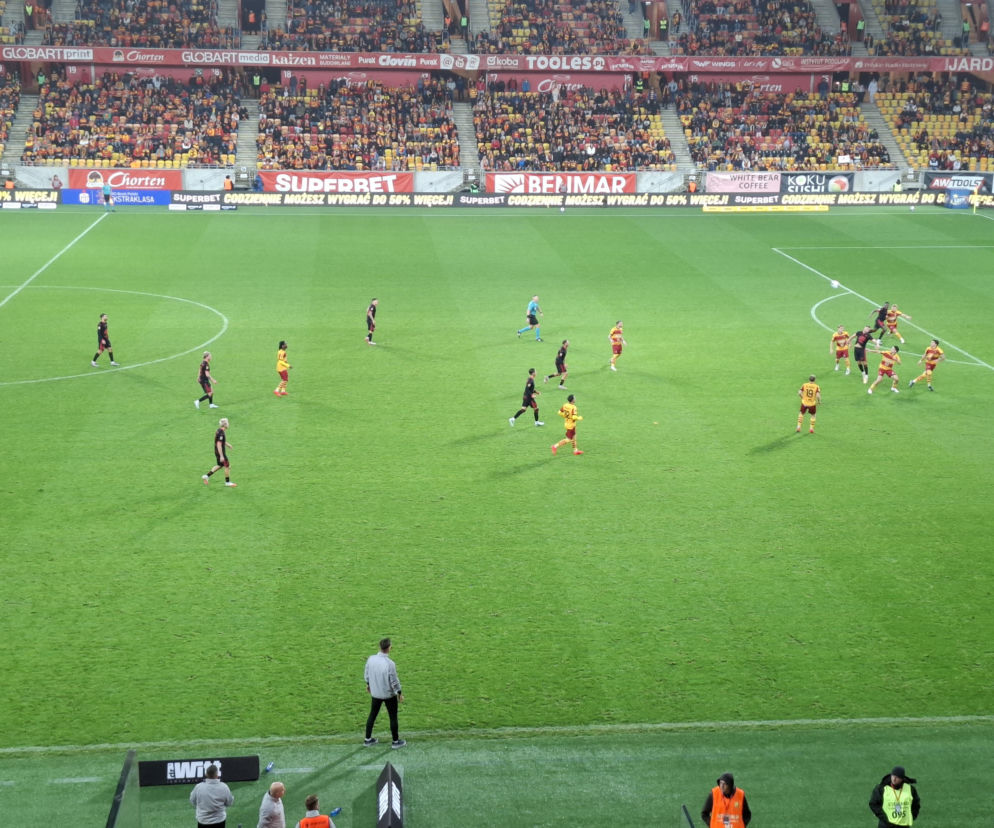 Piłkarze Jagiellonii Białystok i Górnika podczas meczu na stadionie. Relację z gry znajdziesz na Eska Białystok.