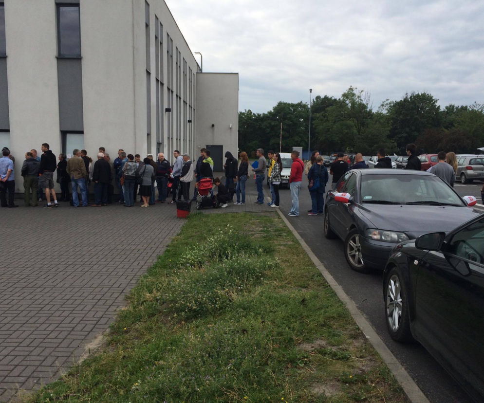 Tylko dzisiaj, jeszcze przed otwarciem urzędu, w kolejce ustawiło się ponad 250 petentów