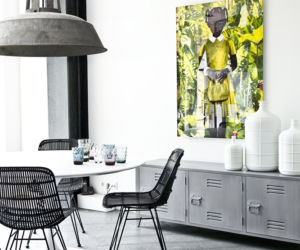 Lampa i komoda z metalu w stylu industrialnym
